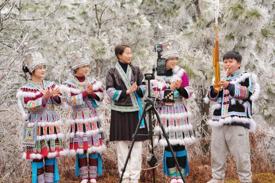 Miao villagers present snow wonderland via livestreaming