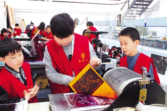 Young volunteers try printmaking