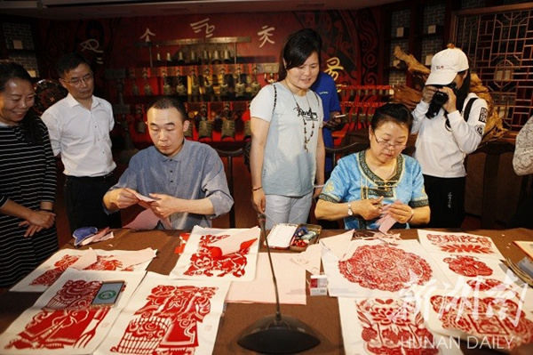 Baotou paper-cuttings shine in Hunan