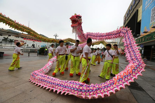 Jida zongzi-making craze feeds the needy and worthy