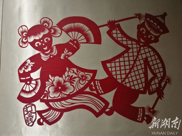 Baotou paper-cutting show starts national tour