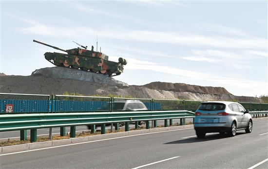 Baotou gets tank-shaped statue