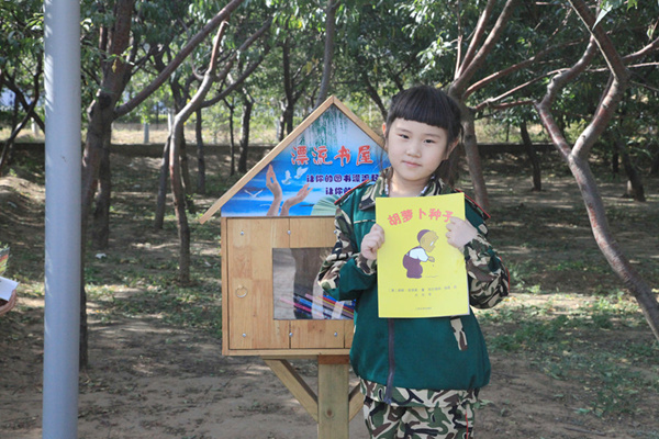 ‘Floating bookstore’ promotes habit of reading in Baotou