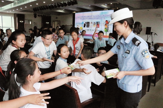 为暑期学生系上安全带.jpg