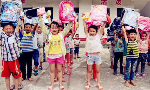 Luocheng students receive gifts on Children's Day