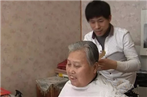 Volunteer barber serves seniors