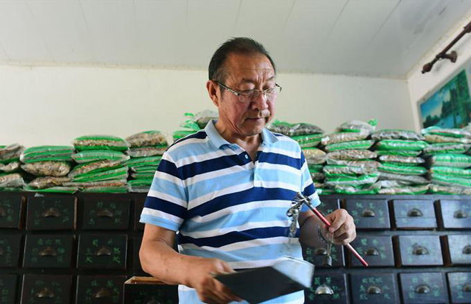 Rural doctor earned name of "Life Guardian" in NE China