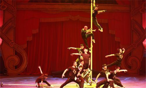 Chinese acrobatic troupe simulates vessel on rough sea