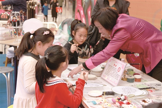 Baotou children experience traditional handicrafts