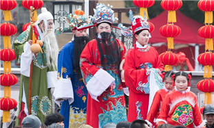 Actors perform at fair for upcoming Spring Festival in Shengzhou