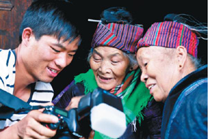 Student photographers bring smiles to poor villagers' faces