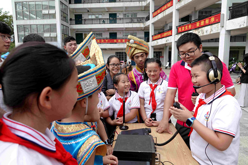 22线连接世界”科普知识进校园活动，学生们在学习使用业务无线电台。_副本.jpg