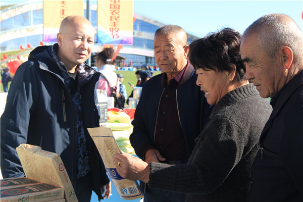 Visitors purchase agricultural products at the Chinese Farmers' Harvest Festival held in Hohhot, Inner Mongolia autonomous region on Sept 21.jpg