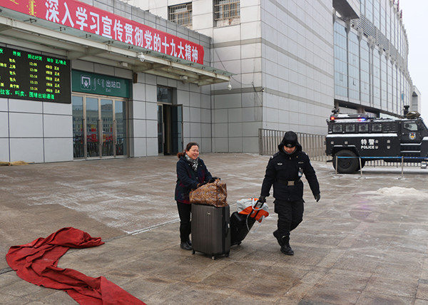 Railway police help battle heavy snow