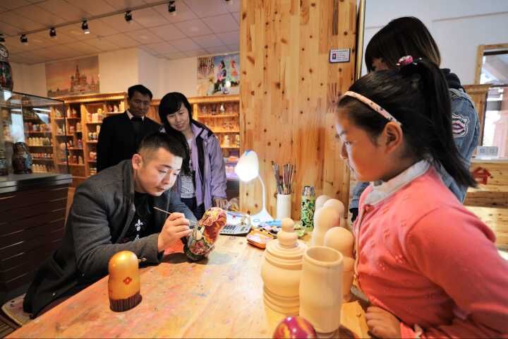 Matryoshka dolls entice tourists to Manzhouli