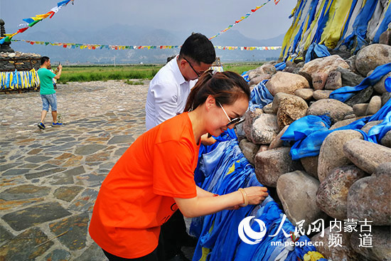 Visitors tie blue hadas to the Huhe Aobao in Hohhot, North China’s Inner Mongolia autonomous region, July 28.jpg