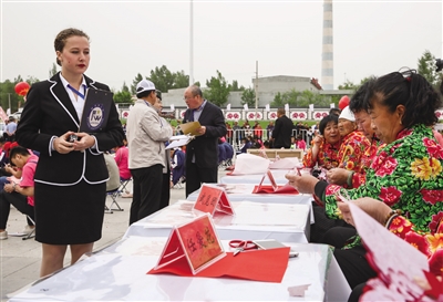 Horinger paper-cutting event sets world record.jpg