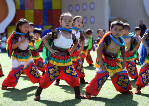 Children dance in ethnic Mongolian customs in Hohhot.jpg