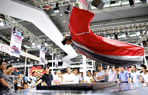 Visitors drawn to auto show in Shenzhen