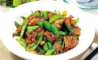 Sauteed pork with pepper (辣椒炒肉，la jiao chao rou)