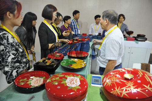 台湾顶级工艺展馆内，精美的漆器工艺品受到了市民的喜爱.jpg