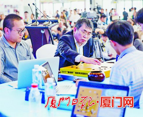 去年海峡两岸文博会上，“棋圣”聂卫平在厦门和人工智能“联手作战”。.jpg