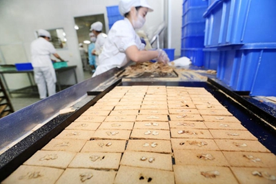 Cooks make traditional snacks in China's Jiangsu