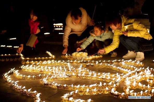 People light butter lamps to express good wishes in Xi'an