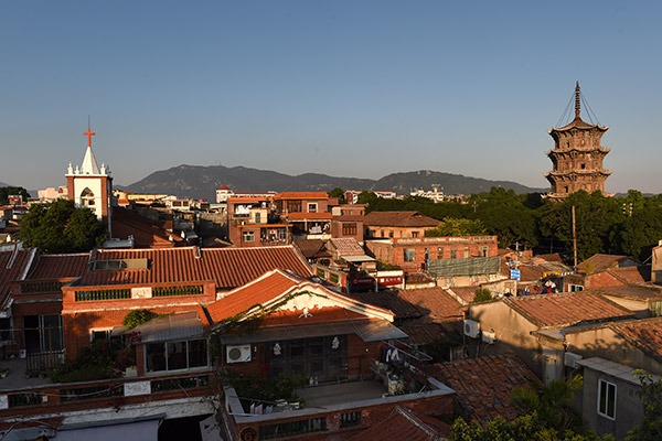 Savoring a snack in quaint Quanzhou