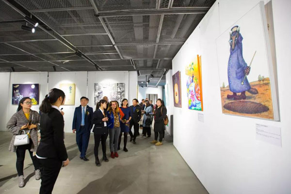 参观画展.jpg