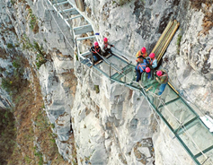 Cliffside footbridge under construction on Jueshan Mountain