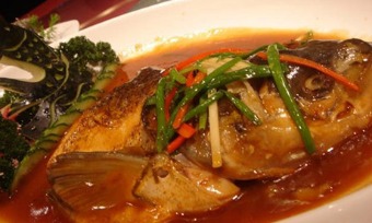 Braised silver carp’s head