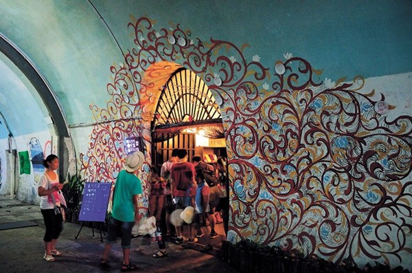 A corner of the graffiti tunnel in Xiamen University.jpg