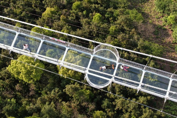 Breathtaking glass bridge in East China