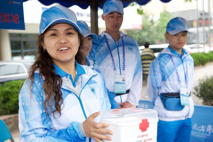 Overseas students work as volunteers of Qingdao SCO summit