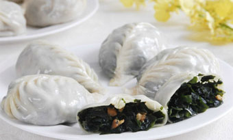 Steamed seaweed bun (海菜包子/ Haicai Baozi)