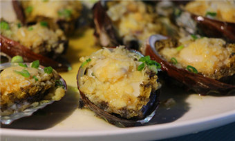 Steamed Naozhou abalone in clear soup (硇洲清汤鲍鱼/Naozhou Qingtang Baoyu)