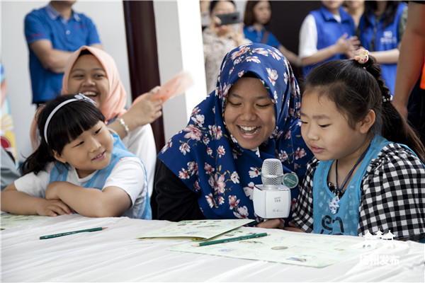 Foreign students experience traditional culture in Yangzhou