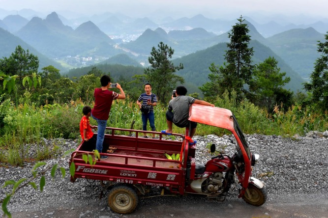 电商扶贫 (diànshāng fúpín): E-commerce poverty alleviation