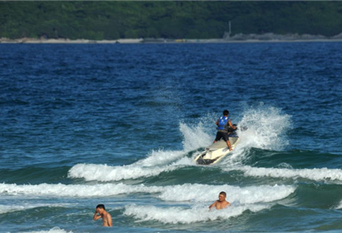 Visitors entranced by beautiful views in Shimei Bay