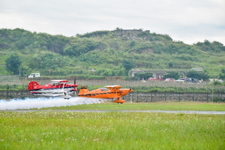 Aerobatics provide visual feast in Guizhou