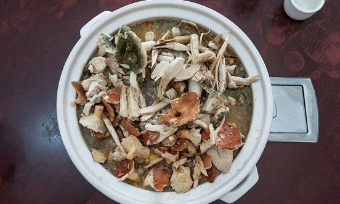 Yunnan mushroom hotpot(菌菇火锅/jūn gū huǒ guō)