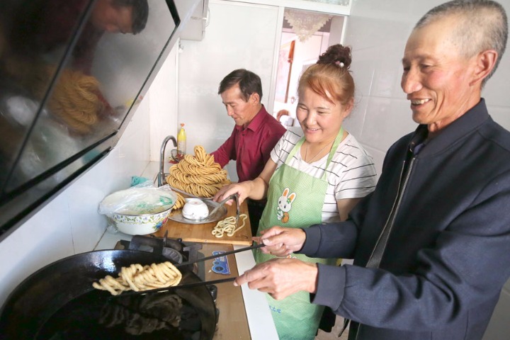 Yurt co-op gives tourists taste of Corban Festival in Xinjiang