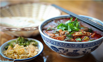 Crumbled Flatbread with Beef and Mutton Stew (羊肉泡馍/Yangrou Paomo)