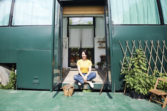 Bus in Hangzhou carries dreams of life