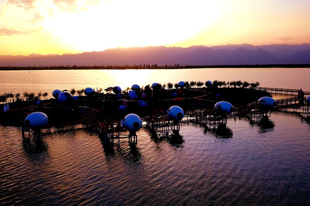 'Egg houses' dot Ningxia's Sand Lakes