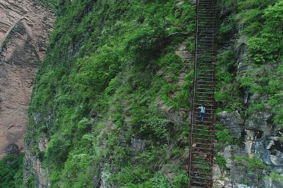 Guizhou relocation effort benefiting poor families in secluded mountains