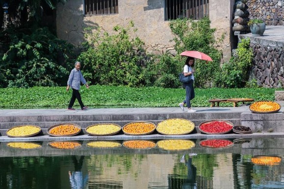 Ancient towns in East China's Zhejiang attract visitors during National Day holiday