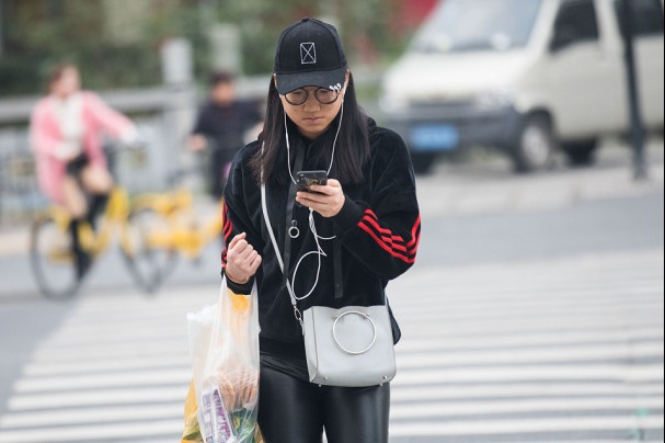 Zhejiang writes out tickets to phubbers crossing streets