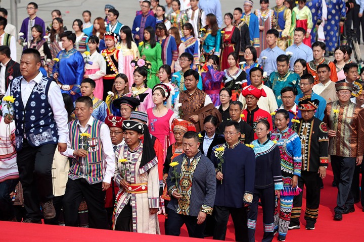 More than 4,000 representatives of public pay tribute to national heroes in Beijing